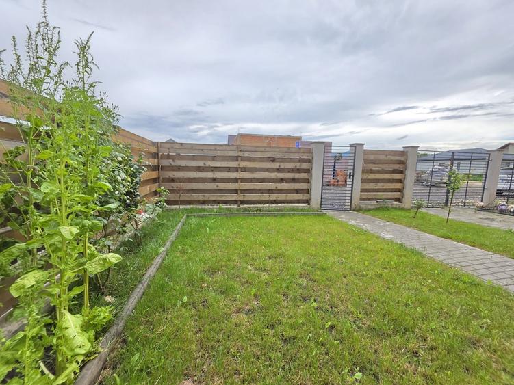 Duplex cu 4 camere cu Canalizare în Stupini