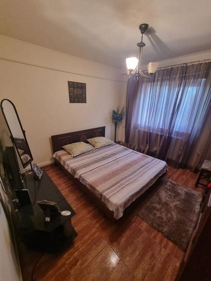 Apartament cu 3 camere decomandat, mobilat în Casa de Cultură