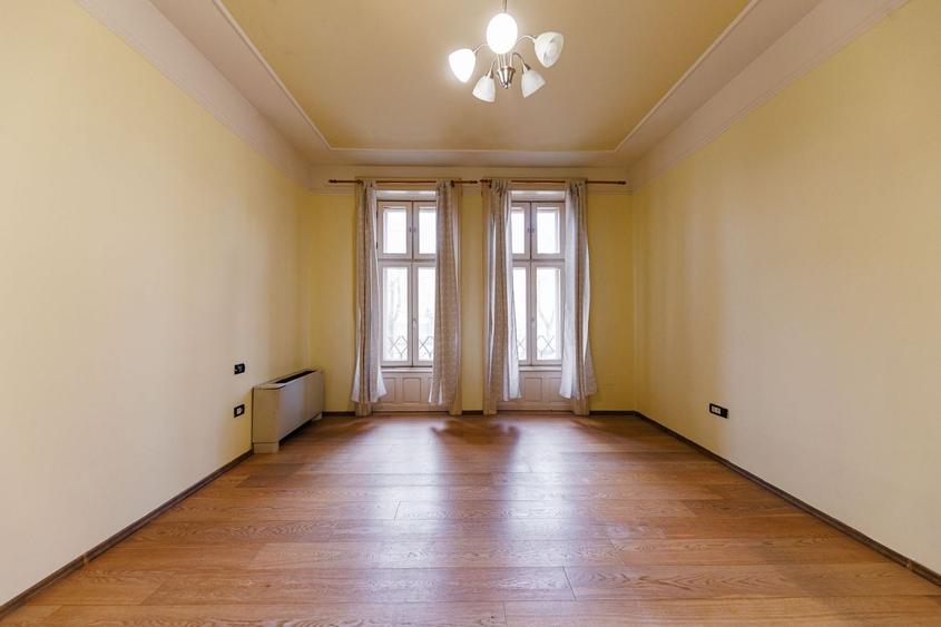 Casă individuală cu 40 camere cu Canalizare în Central