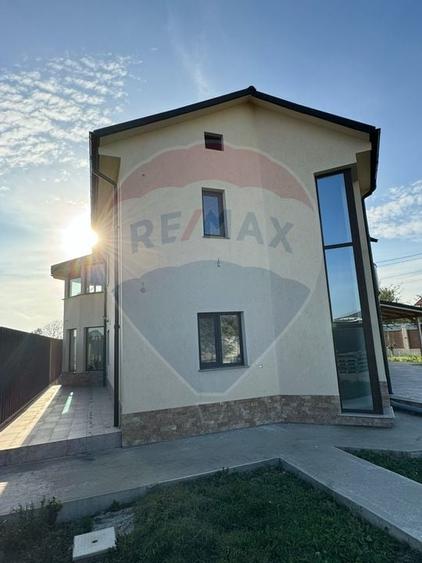 Casă individuală cu 5 camere cu Canalizare în Golești