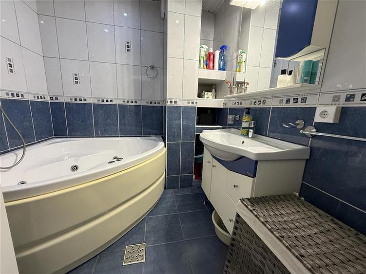 Apartament cu 4 camere decomandat, mobilat în Alexandru cel Bun