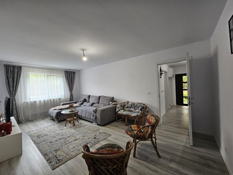 Casă cu 5 camere cu Teren 880 Mp în Păuliș