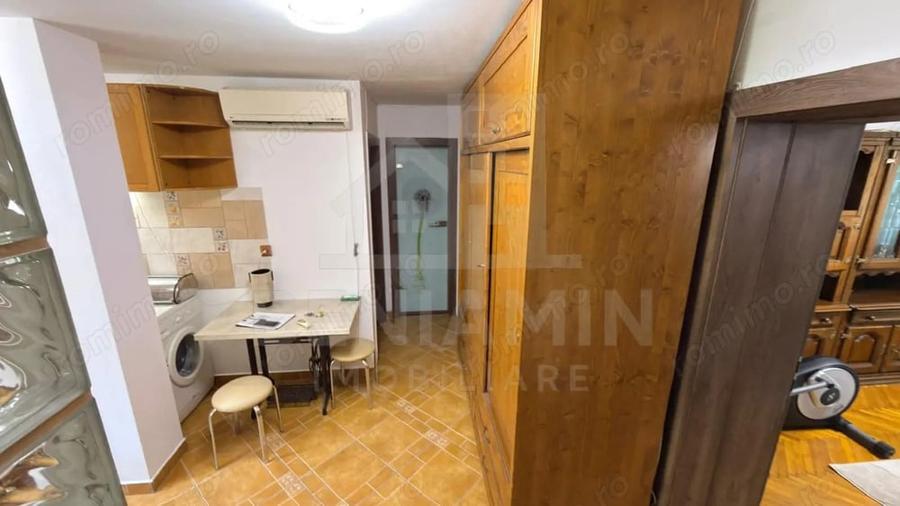 Apartament cu 3 camere decomandat în Sărari