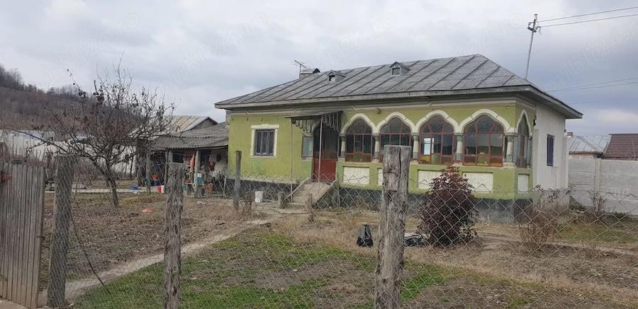 Casă cu 3 camere cu Teren 2000 Mp în Bulzești