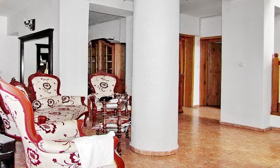 Casă individuală cu 9 camere cu Canalizare în Astra