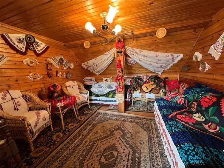 Casă individuală cu 10 camere cu Teren 700 Mp în Exterior Est