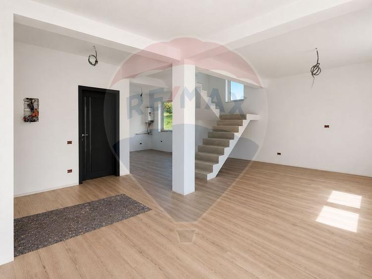 Casă cu 4 camere cu Teren 240 Mp în Burdujeni
