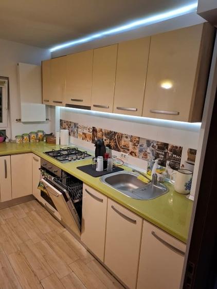 Apartament cu 4 camere decomandat, mobilat în Confecții