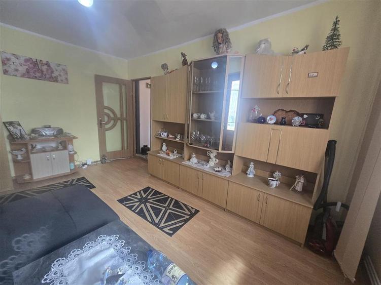 Apartament cu 2 camere semidecomandat, mobilat în Exterior Vest