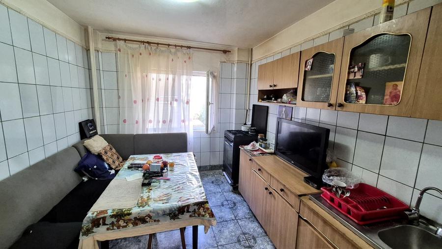 Apartament cu 4 camere semidecomandat în Rahova