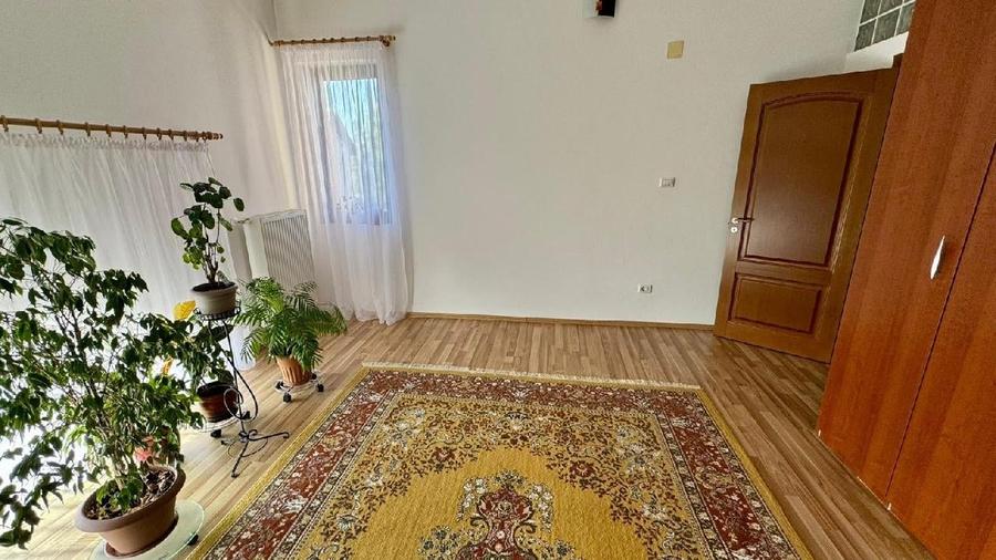 Casă individuală cu 6 camere cu Teren 600 Mp în Central