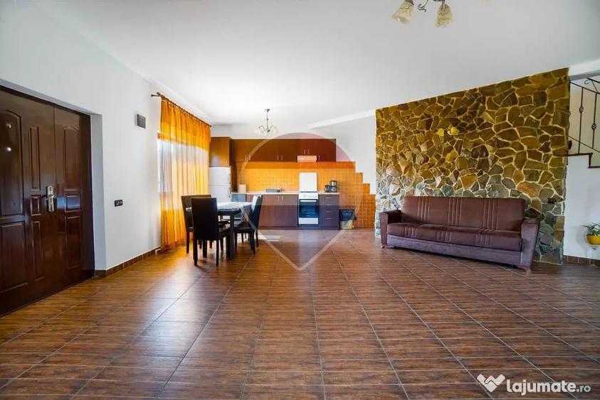 Casă cu 5 camere cu Teren 696 Mp în Vulcan