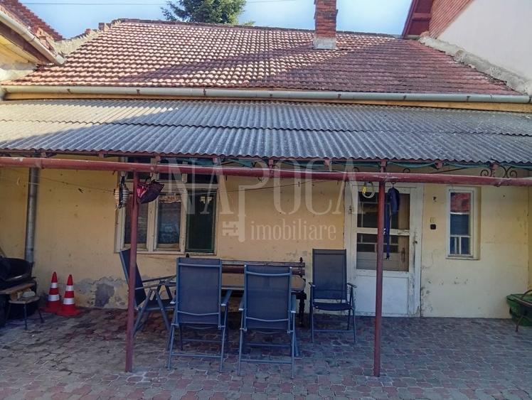 Casă individuală cu 8 camere cu Canalizare în Central