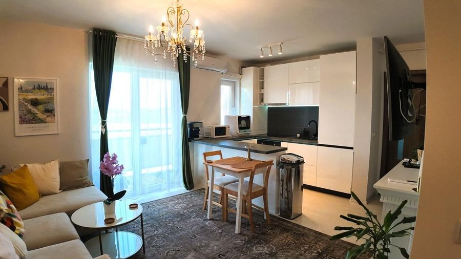 Apartament cu 3 camere decomandat, mobilat în Turnișor