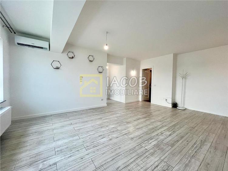 Apartament cu 3 camere semidecomandat, mobilat în Ștefan cel Mare
