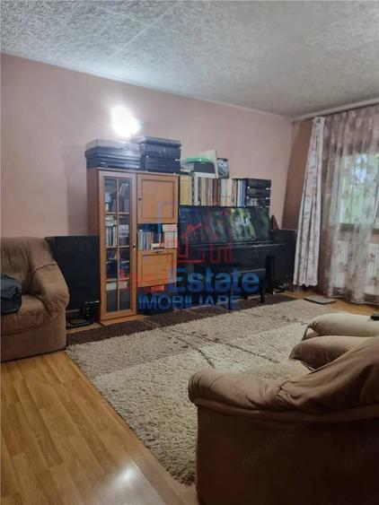 Apartament cu 4 camere decomandat în Filiași