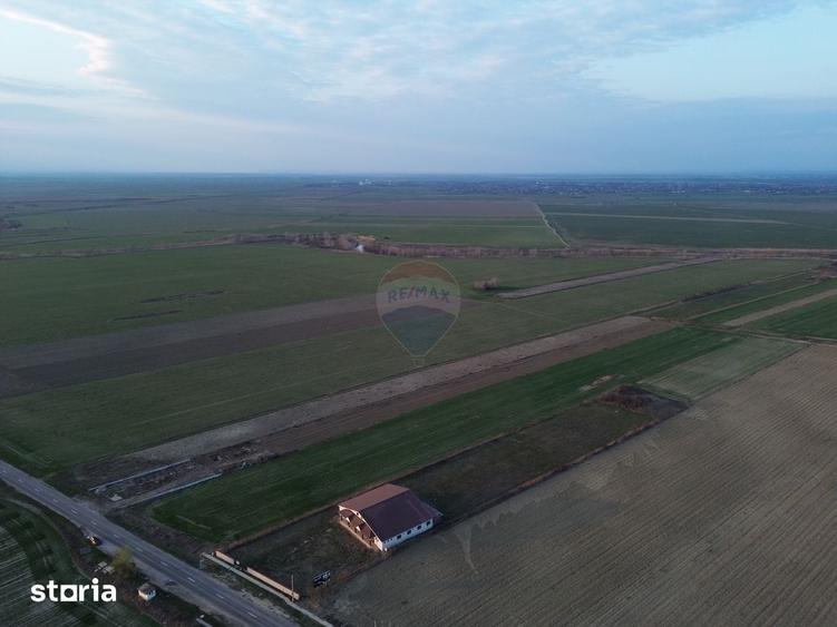 Teren de 12360 mp, în Vulturu