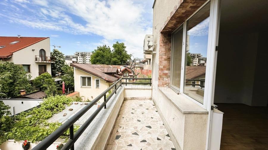 Casă individuală cu 7 camere cu Canalizare în Domenii