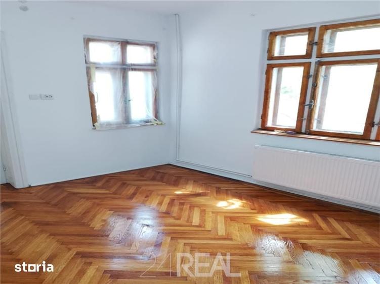 Casă cu 8 camere cu Teren 170 Mp în Timpuri Noi