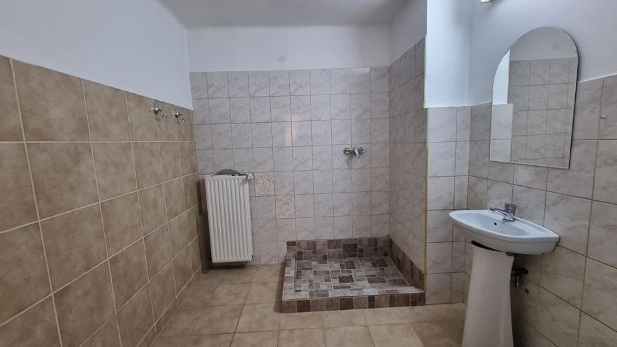 Casă individuală cu 5 camere cu Canalizare în Central