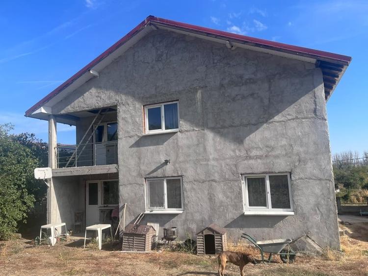 Duplex cu 8 camere cu Canalizare în Leamna de Jos