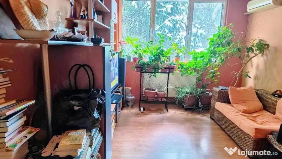 Apartament cu 3 camere decomandat în Berceni