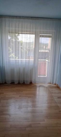 Apartament de vanzare 3 camere in Petrosani, str. Independentei, partial mobilat, doua balcoane (unul inchis), izolat termic interior - 1