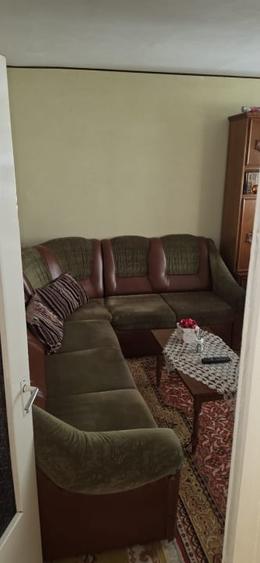 Apartament cu 3 camere decomandat, mobilat în Rovine