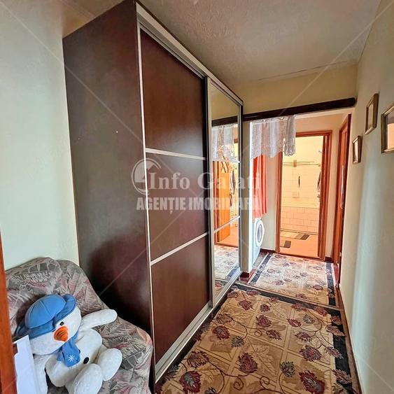 Apartament cu 3 camere semidecomandat în Siret