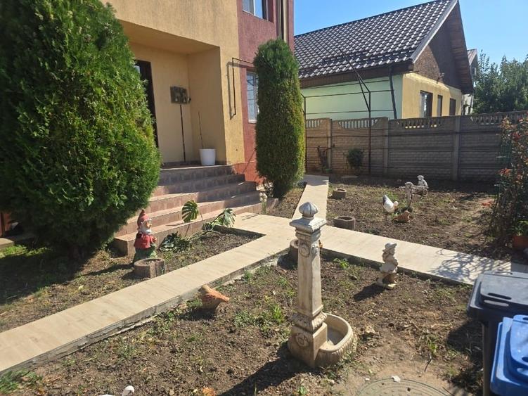 Casă individuală cu 7 camere cu Canalizare în Central