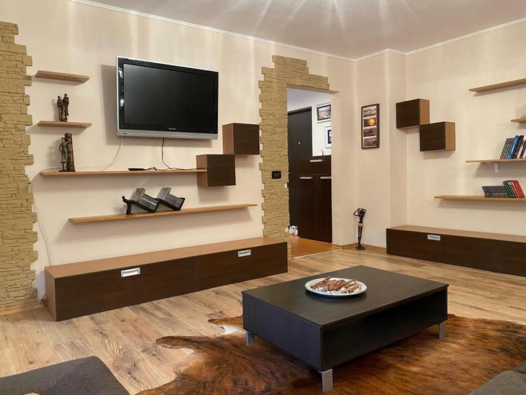 Apartament cu 3 camere decomandat în Central