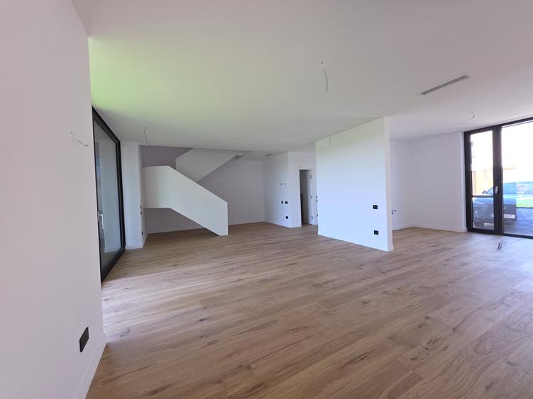 Duplex cu 5 camere cu Canalizare în Tunari