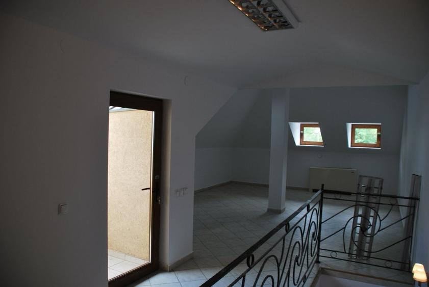 Casă cu 8 camere cu Teren 250 Mp în 1 Mai