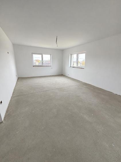 Casă individuală cu 7 camere cu Teren 390 Mp în Periferie