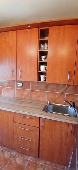 Apartament cu 3 camere semidecomandat, mobilat în Victoriei