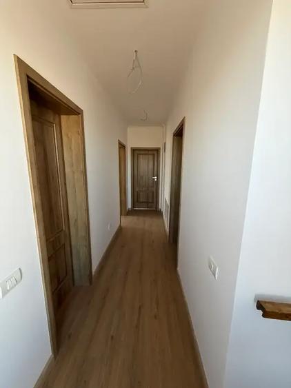 Casă individuală cu 5 camere cu Canalizare în Est