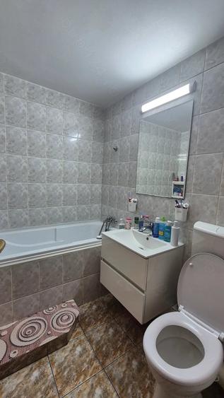 Apartament cu 4 camere semidecomandat în Crângași