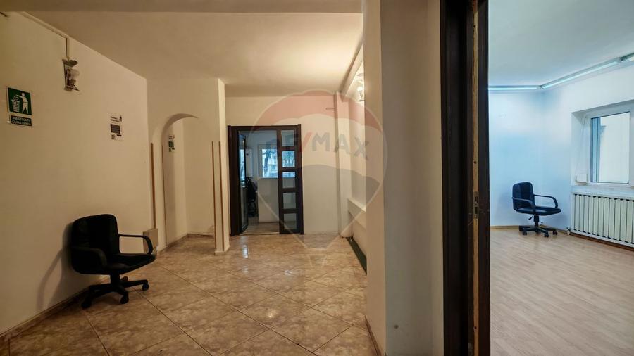 Apartament cu 5 camere decomandat în Aviației