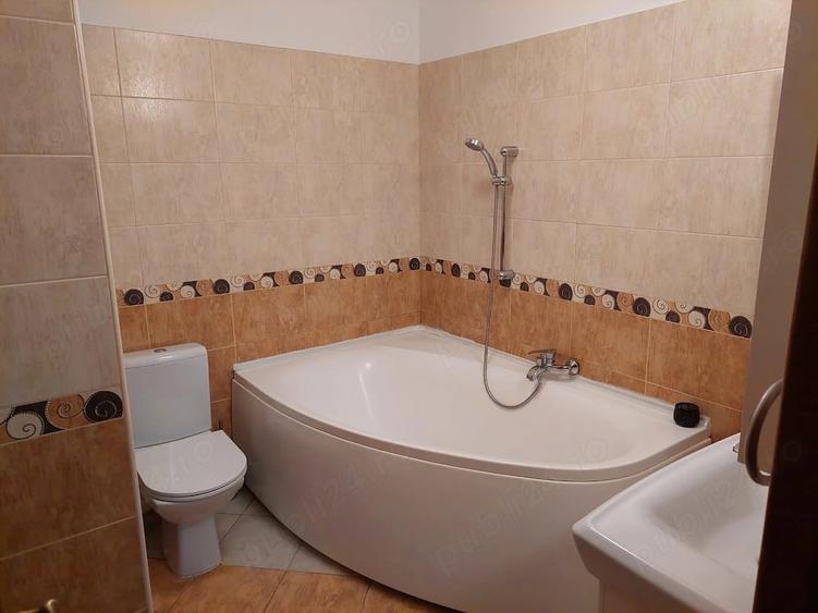 Apartament cu 3 camere decomandat în Tractorul