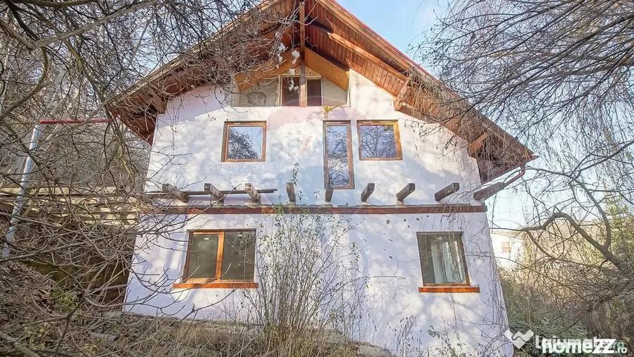 Casă cu 2 camere cu Teren 1000 Mp în Central