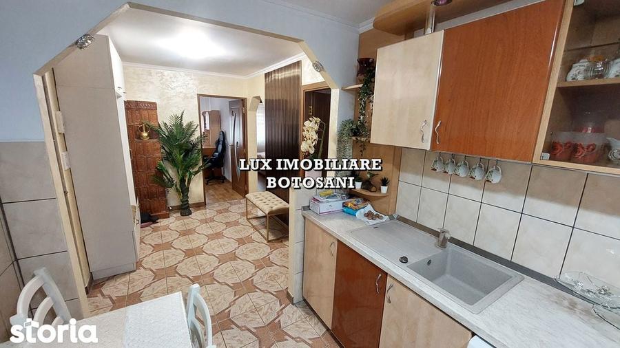 Apartament cu 3 camere decomandat în Central