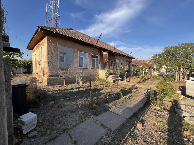 Casă cu 5 camere cu Teren 700 Mp în Goicea