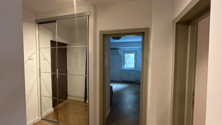 Apartament cu 3 camere decomandat în Victoriei