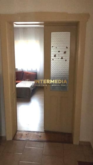 Casă individuală cu 3 camere cu Canalizare în Central