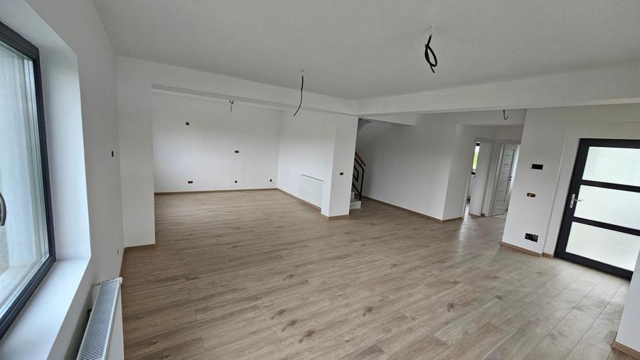 Casă cu 5 camere cu Teren 490 Mp în Păulești
