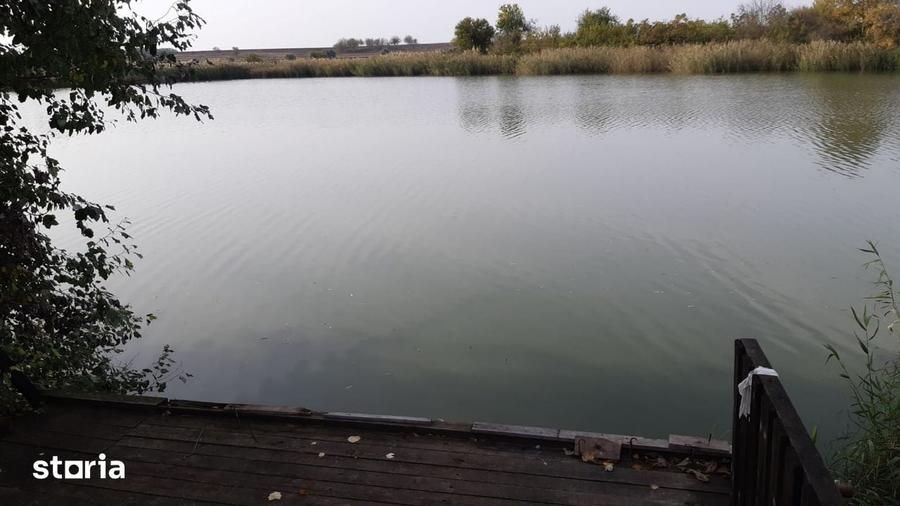 Teren intravilan 4300mp cu deschidere la lac din curte. - 4
