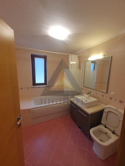 Duplex cu 6 camere cu Piscina în Iancu Nicolae