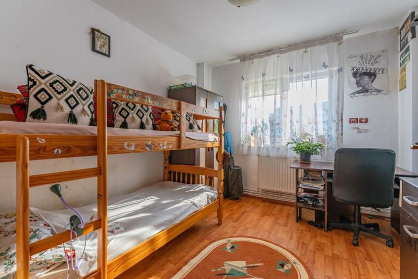 Apartament cu 4 camere decomandat, mobilat în Răcădău