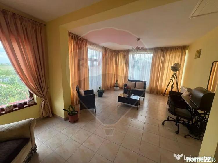 Casă cu 7 camere cu Teren 983 Mp în Garoafa