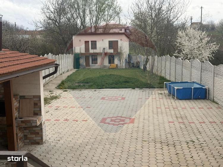 Casă cu 4 camere în Pricaz